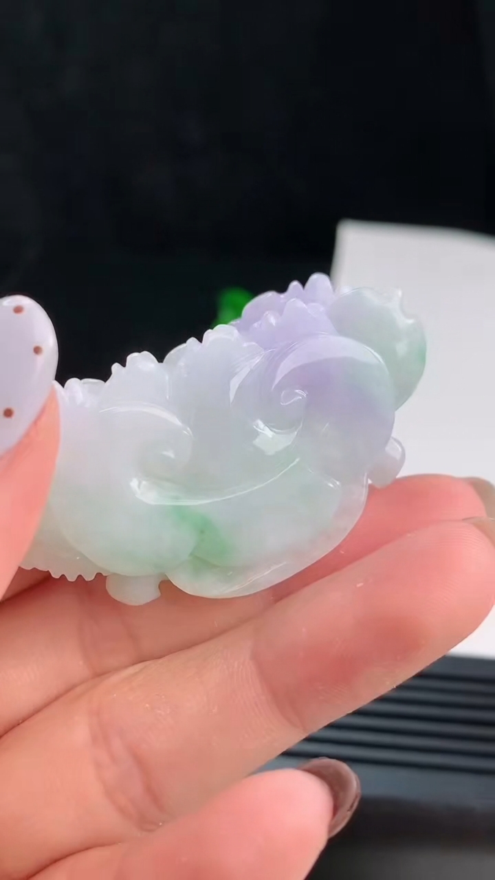 天然A货翡翠春带彩 紫罗兰莲花吊坠，尺寸52-28.6-11.8 重量:28.33g
8月21日