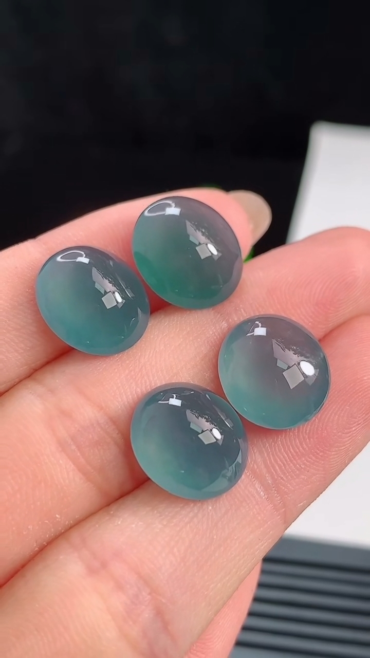 天然A货翡翠蛋面镶嵌件一手，尺寸13-11.5-5.8 重量:5.53g
8月21日