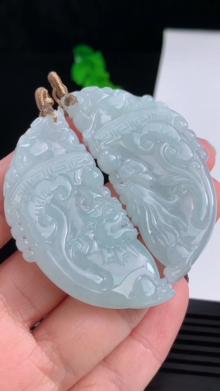 天然A货翡翠龙凤牌吊坠一对，尺寸55.6-26.5-6.6 重量:37.93g
8月21日