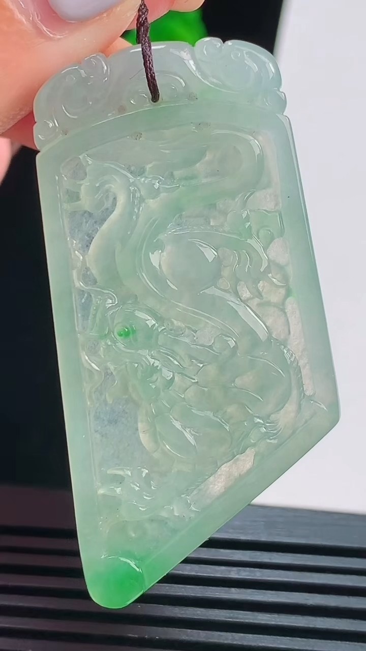 天然A货翡翠龙牌吊坠，尺寸56.5-28-4 重量:14.07g
8月21日