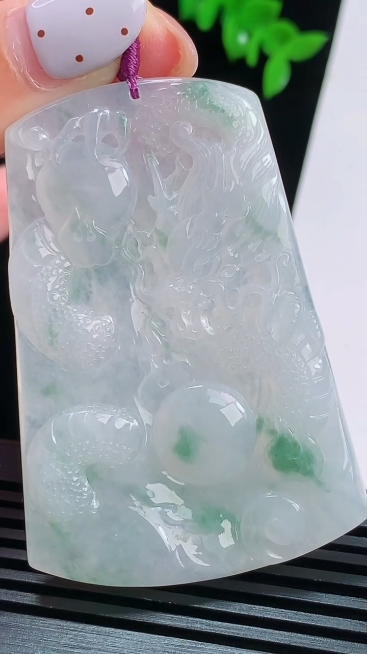 天然A货翡翠飘花龙牌吊坠，尺寸61-42.5-5 重量:28.70g
8月21日