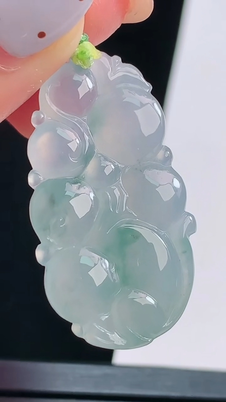 天然A货翡翠飘花灵猴献瑞吊坠，尺寸35-20-6 重量:7.83g
8月21日