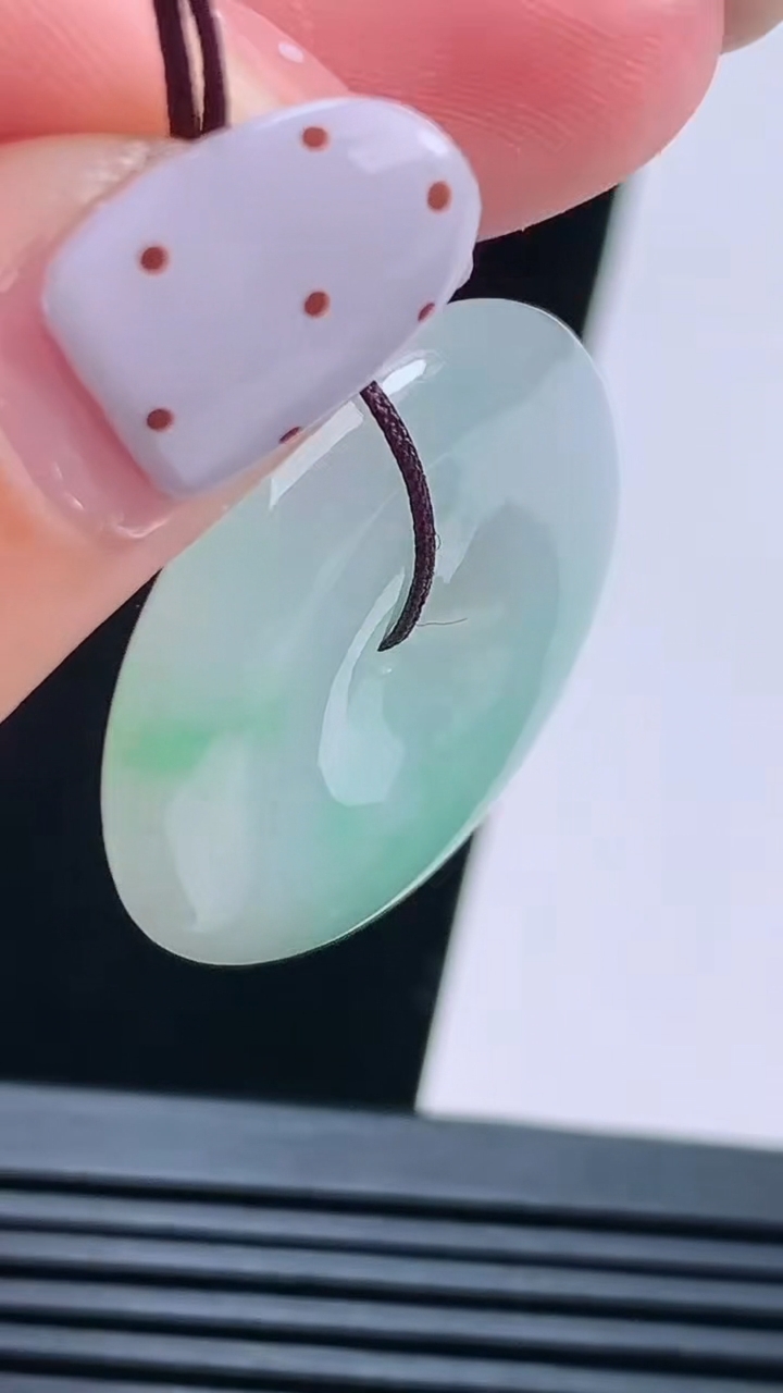 天然A货翡翠平安扣吊坠，尺寸29-6.2 重量:10.85g
8月21日