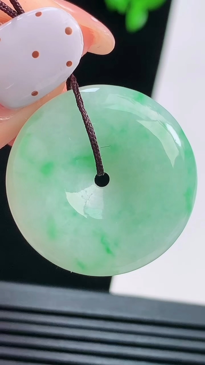 天然A货翡翠平安扣吊坠，尺寸26.5-5.5 重量:8.37g
8月21日