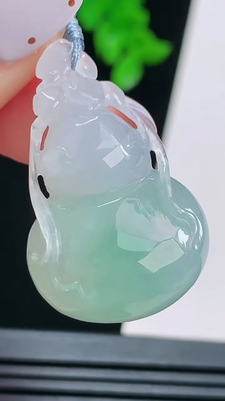 天然A货翡翠葫芦吊坠，尺寸33-20.5-12 重量:12.03g
8月21日