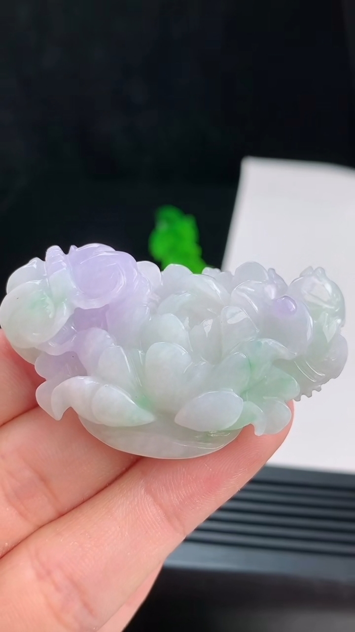 天然A货翡翠春带彩 紫罗兰莲花吊坠，尺寸52-28.6-11.8 重量:28.33g
8月21日