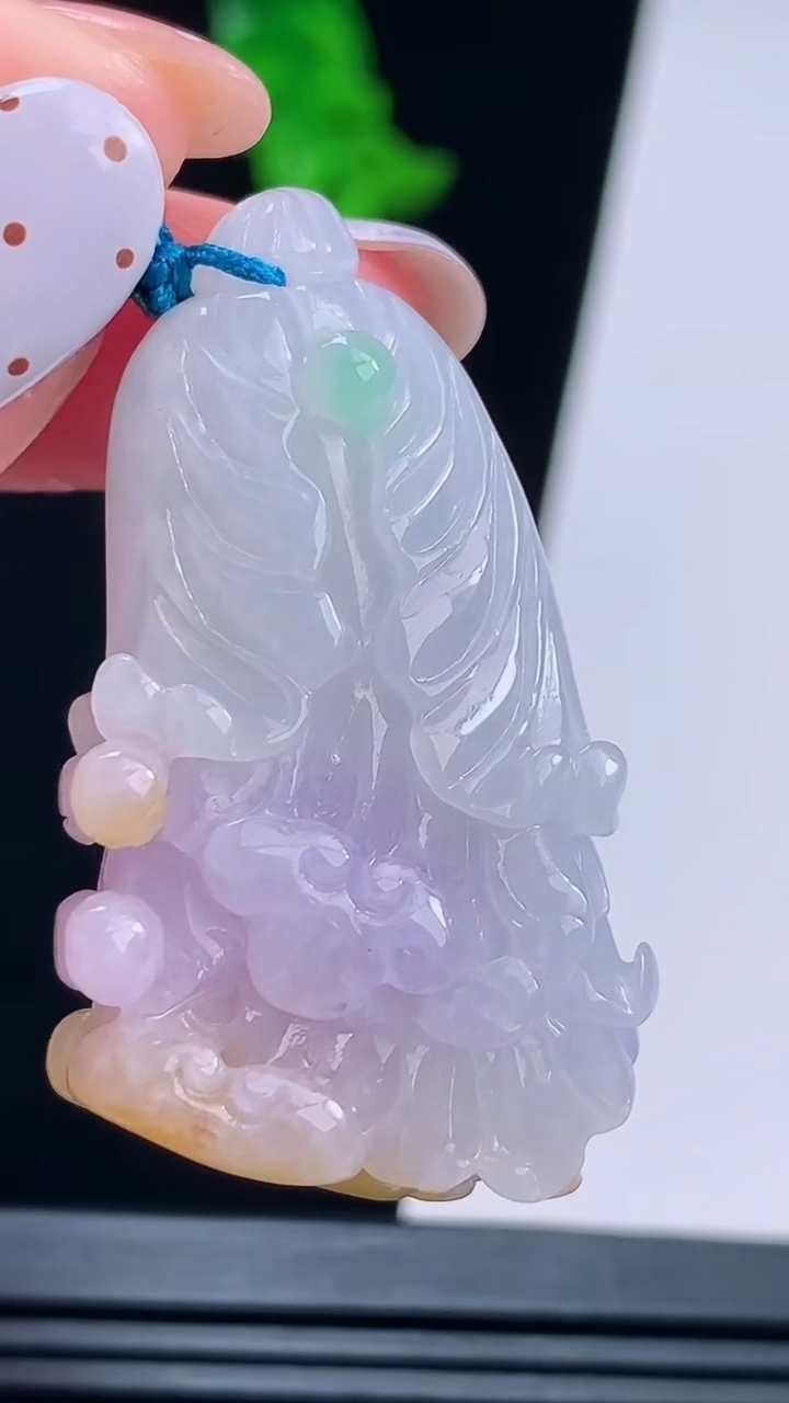 天然A货翡翠春带彩 紫罗兰白菜吊坠，尺寸43-25-12 重量:20.72g
8月21日