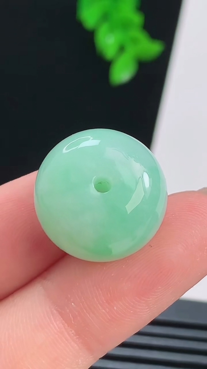 天然A货翡翠路路通吊坠，尺寸18-12.8 重量:8.25g
8月21日