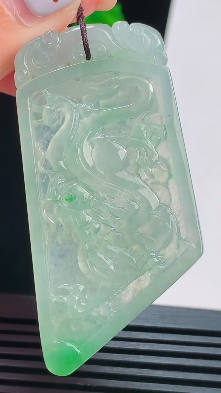 天然A货翡翠龙牌吊坠，尺寸56.5-28-4 重量:14.07g
8月21日