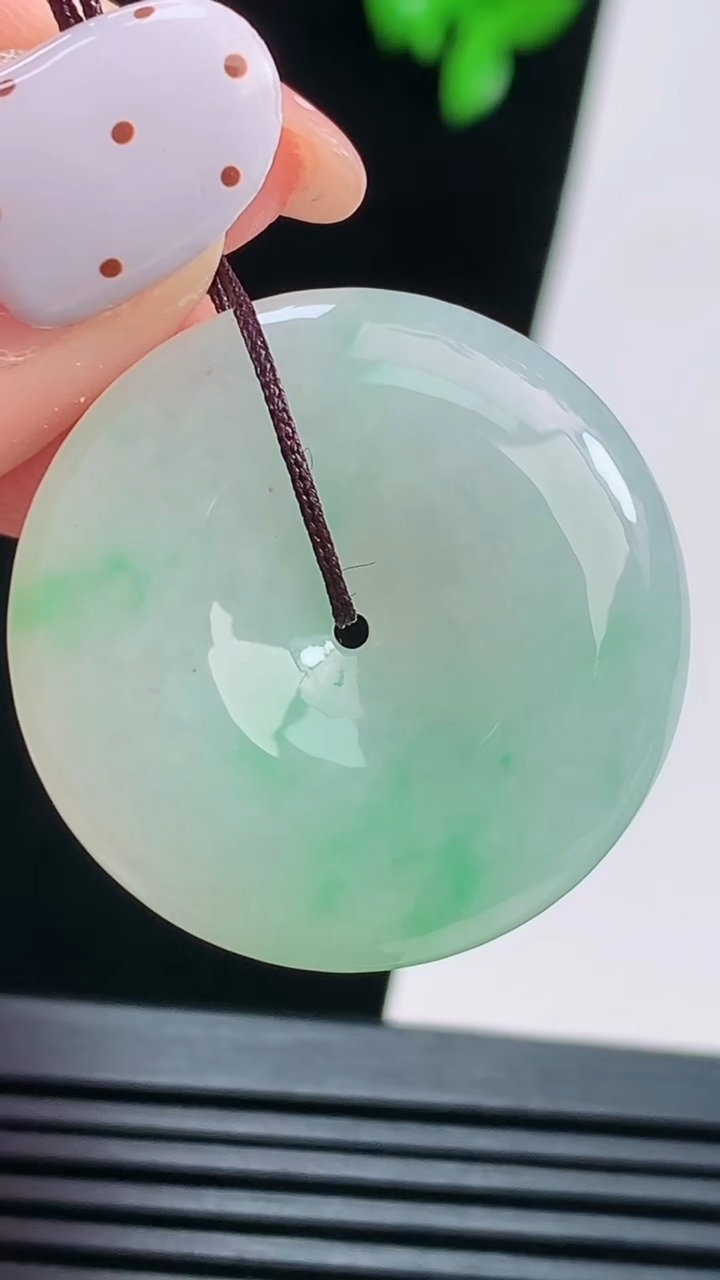 天然A货翡翠平安扣吊坠，尺寸29-6.2 重量:10.85g
8月21日