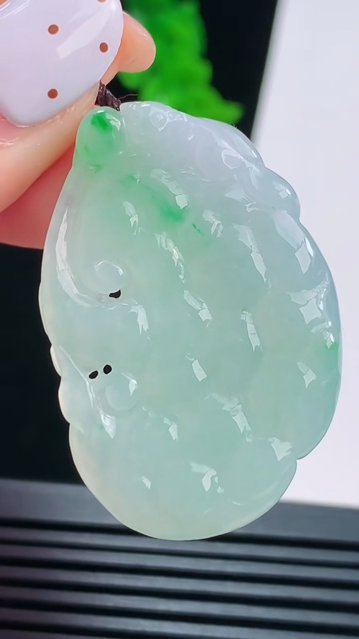 天然A货翡翠如意吊坠，尺寸39-25.6-3.8 重量:8.45g
8月21日