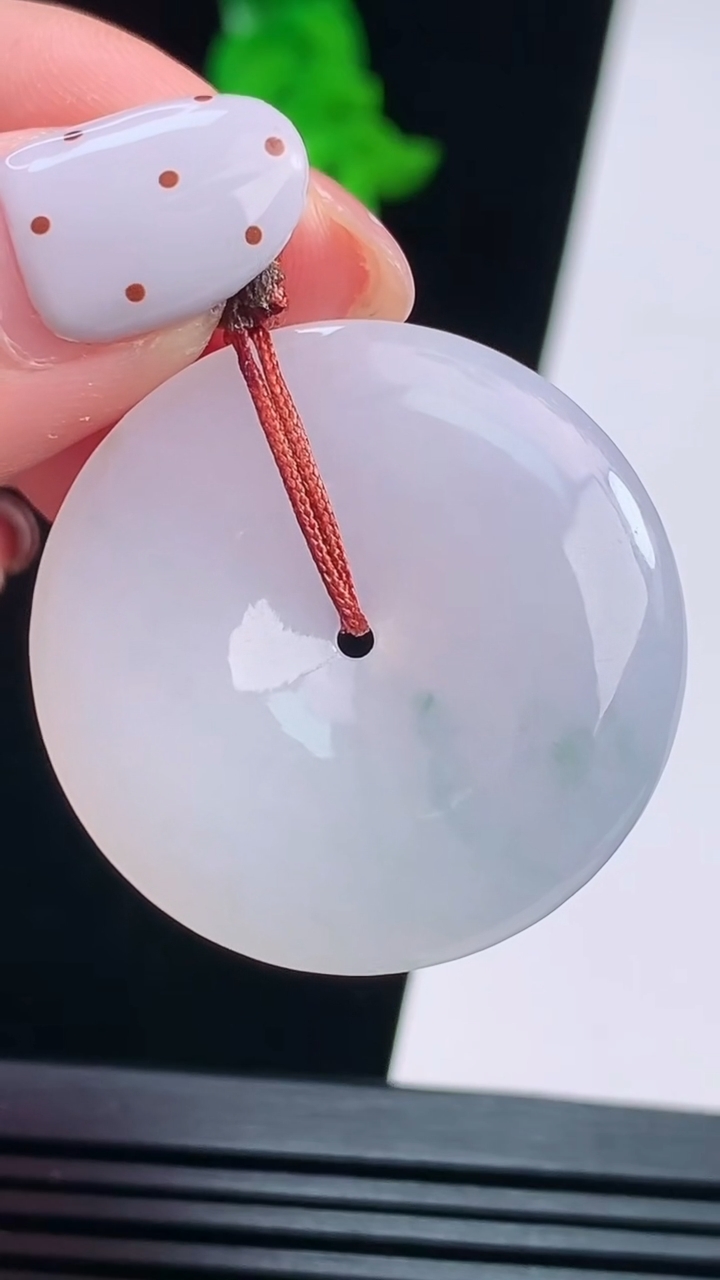 天然A货翡翠紫罗兰 飘花平安扣吊坠，尺寸31.5-5，重量:10.00g
8月21日