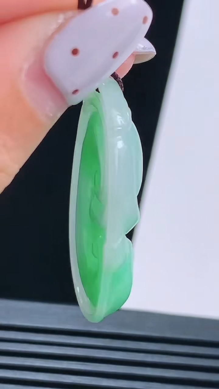 天然A货翡翠如意吊坠，尺寸35-22-6 重量:8.74g
8月21日
