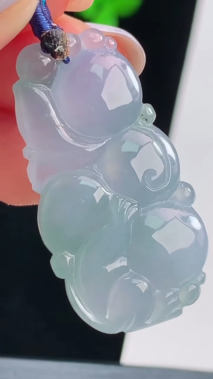 天然A货翡翠紫罗兰 飘花灵猴献瑞吊坠，尺寸36.5-19-7 重量:8.52g
8月21日