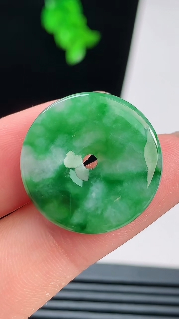 天然A货翡翠平安扣吊坠，尺寸22-3.5 重量:3.67g
8月21日