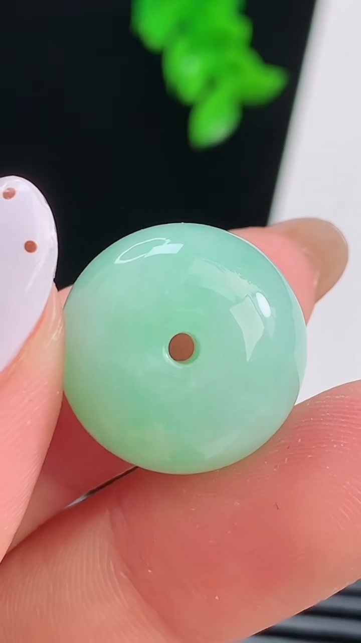 天然A货翡翠路路通吊坠，尺寸18-12.8 重量:8.25g
8月21日