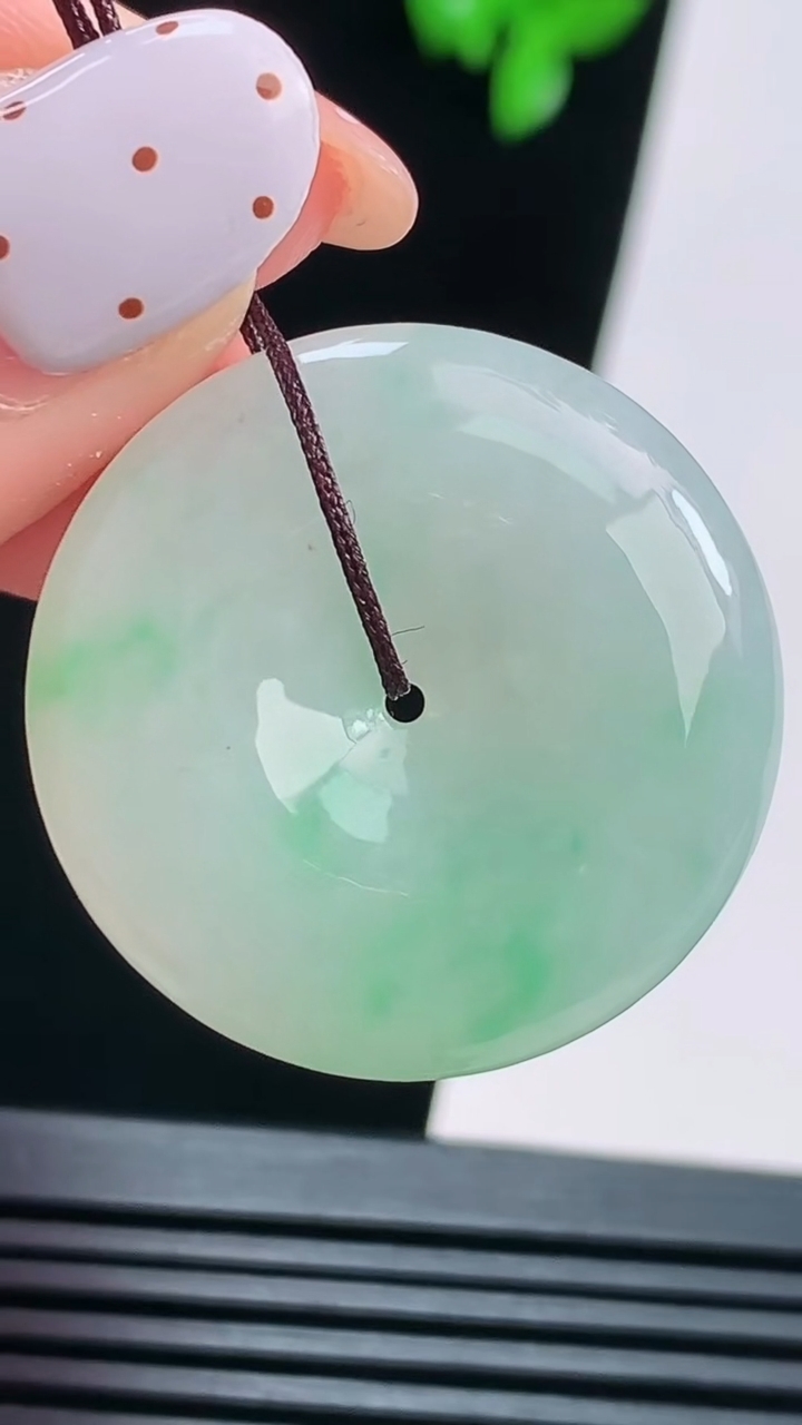 天然A货翡翠平安扣吊坠，尺寸29-6.2 重量:10.85g
8月21日