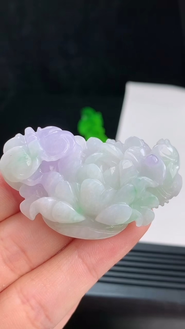 天然A货翡翠春带彩 紫罗兰莲花吊坠，尺寸52-28.6-11.8 重量:28.33g
8月21日