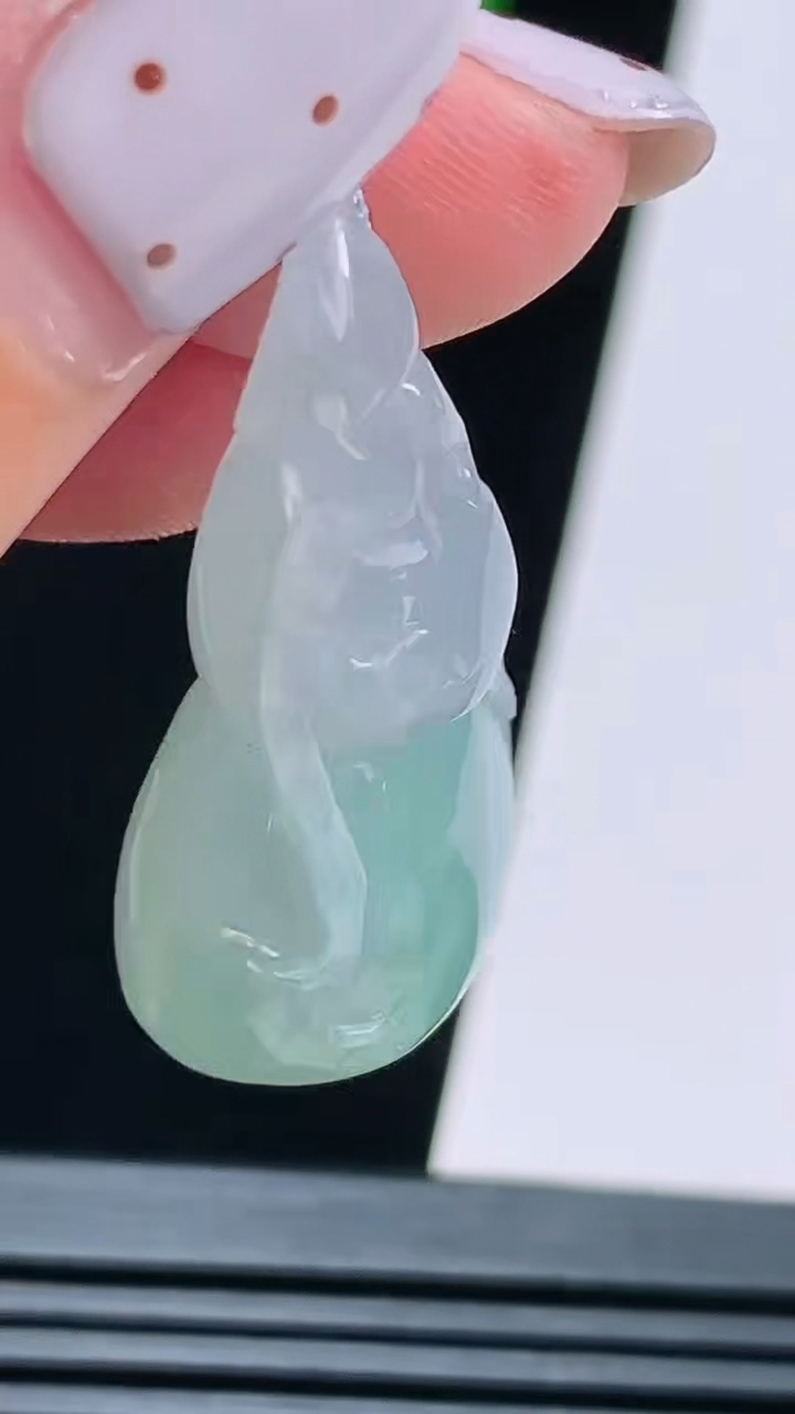 天然A货翡翠葫芦吊坠，尺寸33-20.5-12 重量:12.03g
8月21日