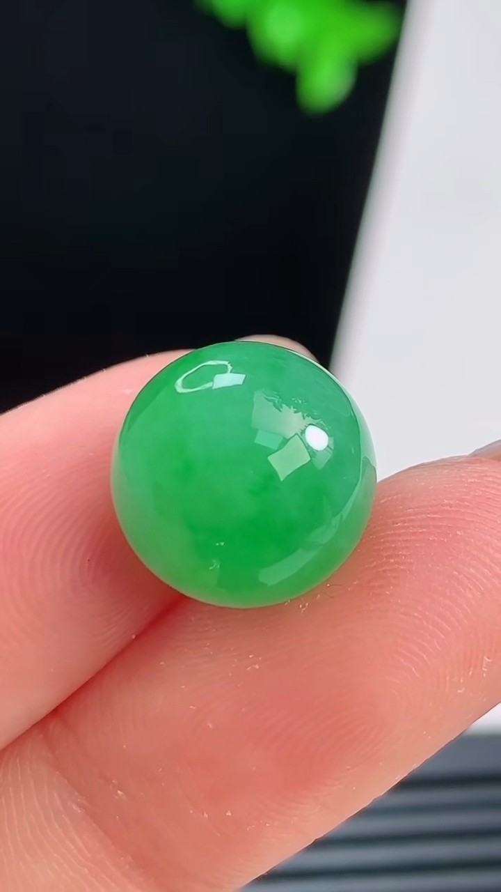 天然A货翡翠圆珠镶嵌件，尺寸12.5 重量:3.44g
8月21日