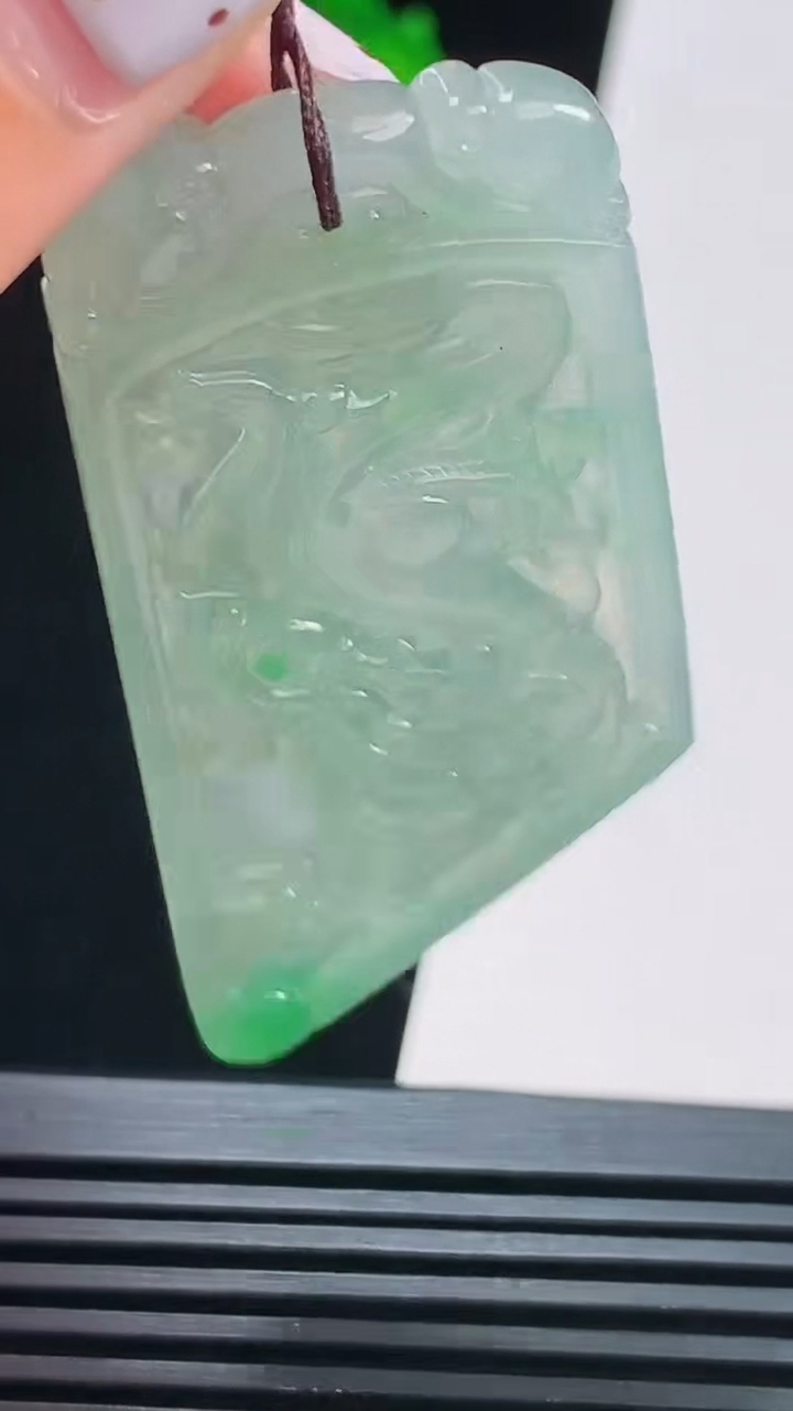 天然A货翡翠龙牌吊坠，尺寸56.5-28-4 重量:14.07g
8月21日