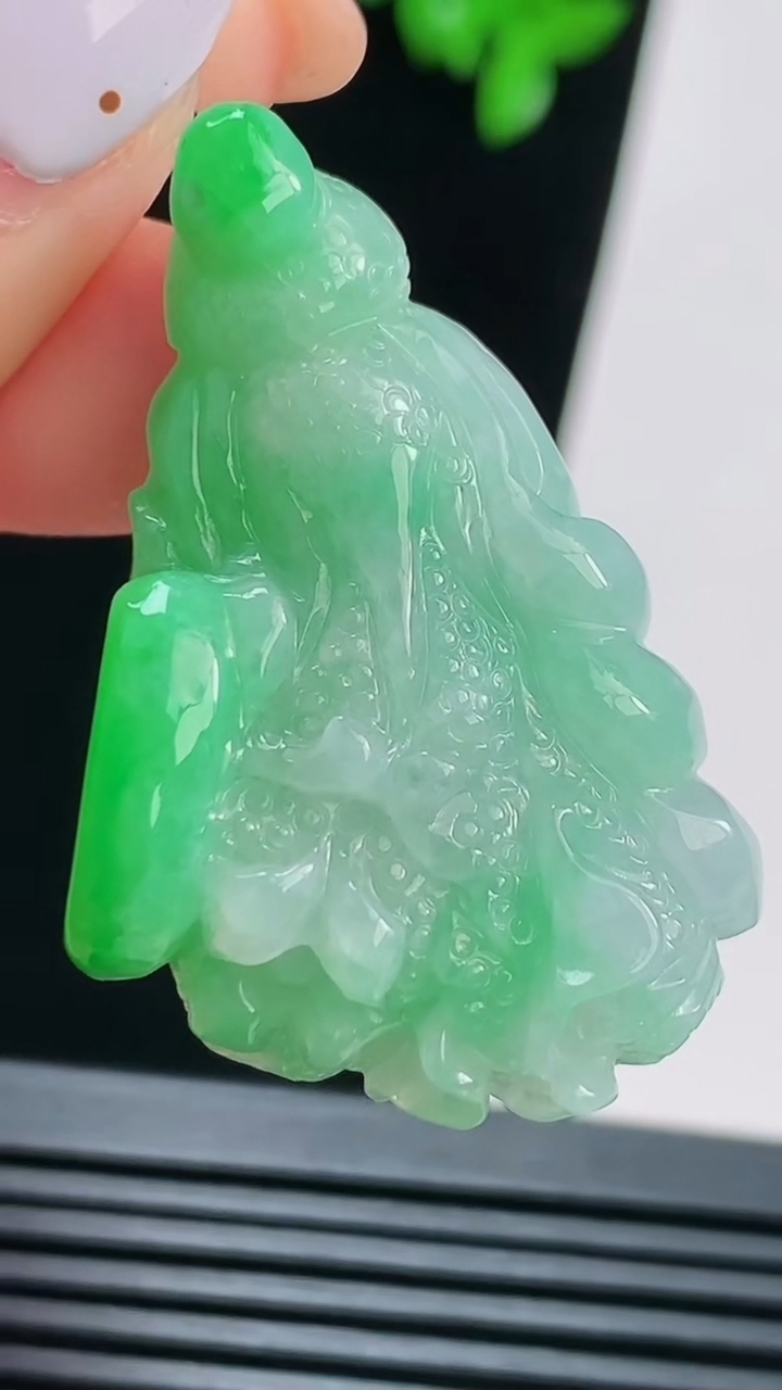 天然A货翡翠白菜吊坠，尺寸42-27.6-13 重量:19.45g
8月22日