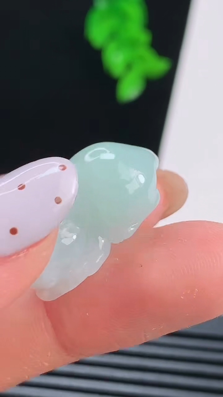 天然A货翡翠生肖鼠吊坠，尺寸24-13-11 重量:6.35g
8月21日