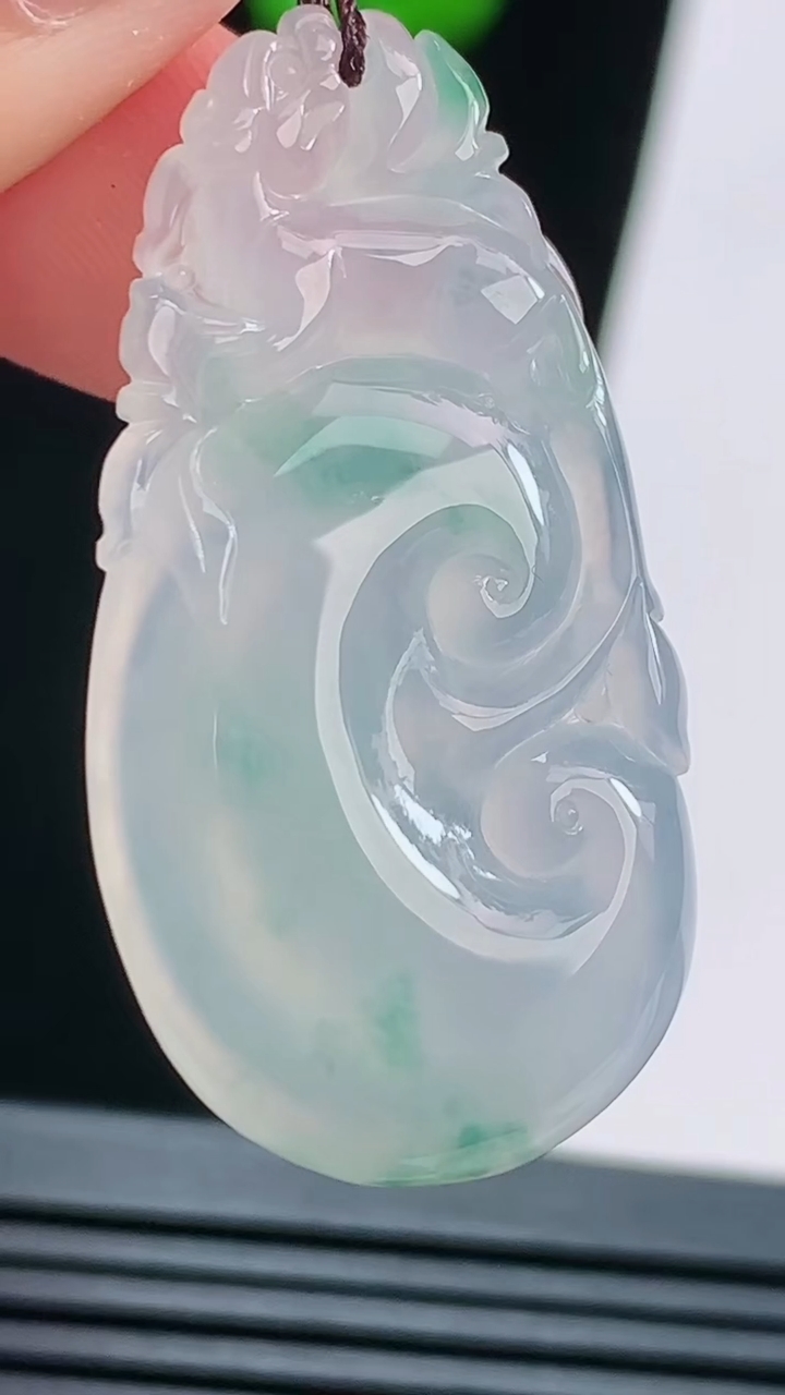 天然A货翡翠如意吊坠，尺寸38-20-4.5 重量:6.45g
8月21日