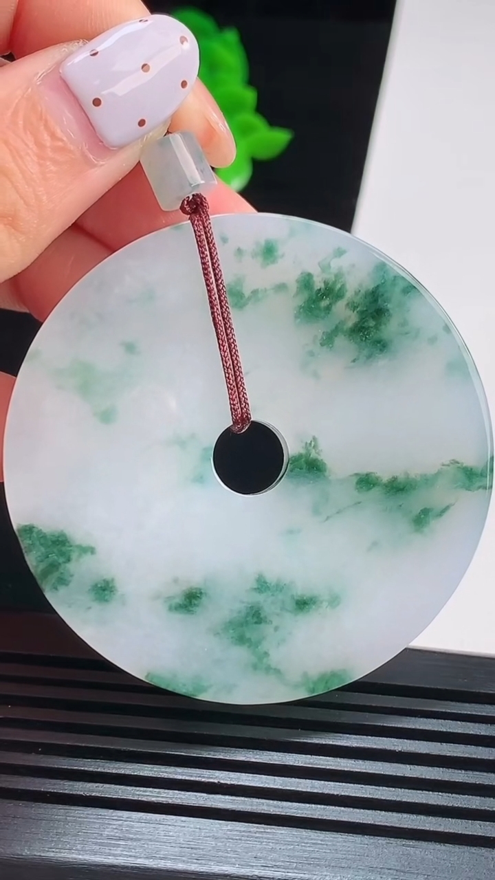 天然A货翡翠飘花平安扣吊坠，尺寸52.5-6 重量:44.76g
8月21日