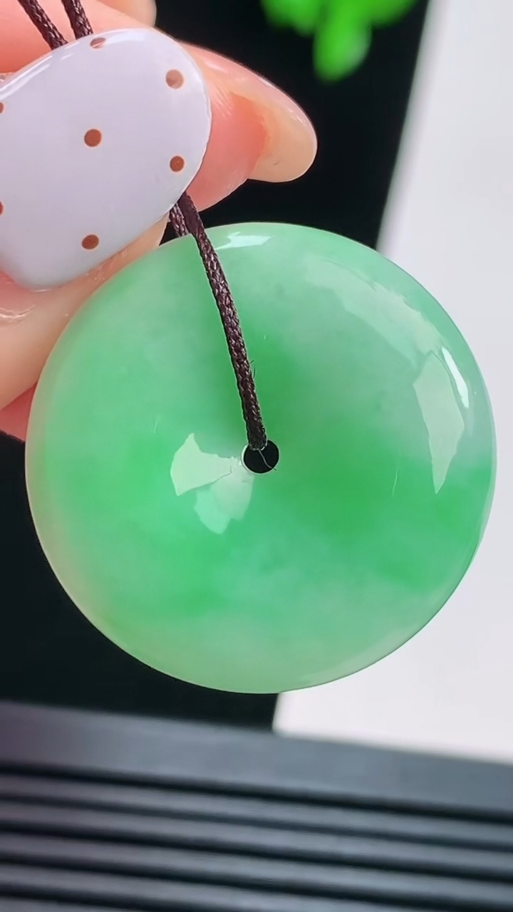天然A货翡翠平安扣吊坠，尺寸25-5.5 重量:7.50g
8月21日