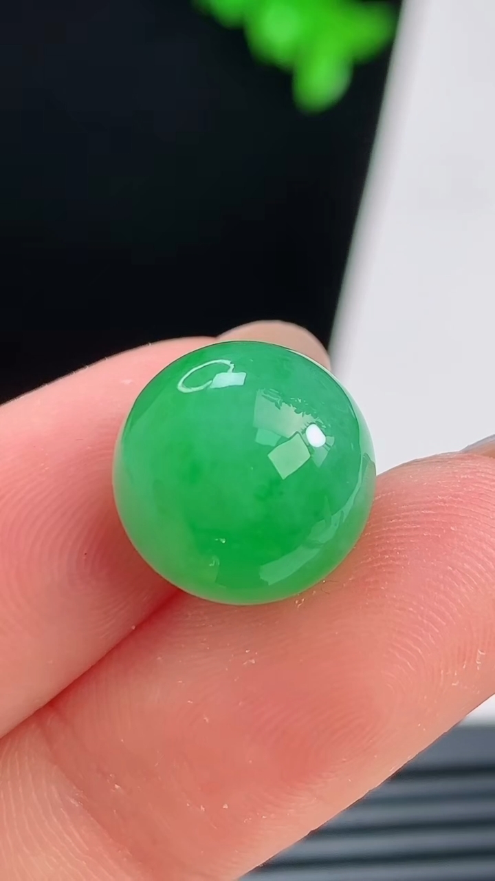 天然A货翡翠圆珠镶嵌件，尺寸12.5 重量:3.44g
8月21日