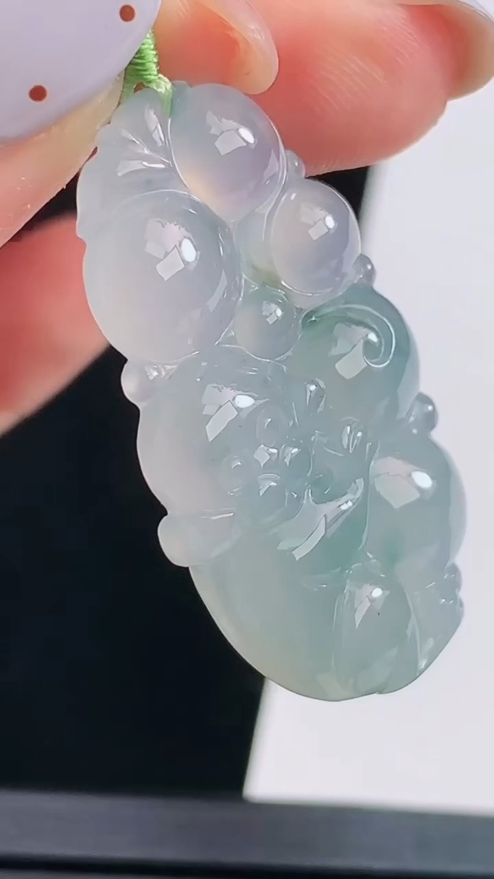 天然A货翡翠飘花灵猴献瑞吊坠，尺寸35-20-6 重量:7.83g
8月21日