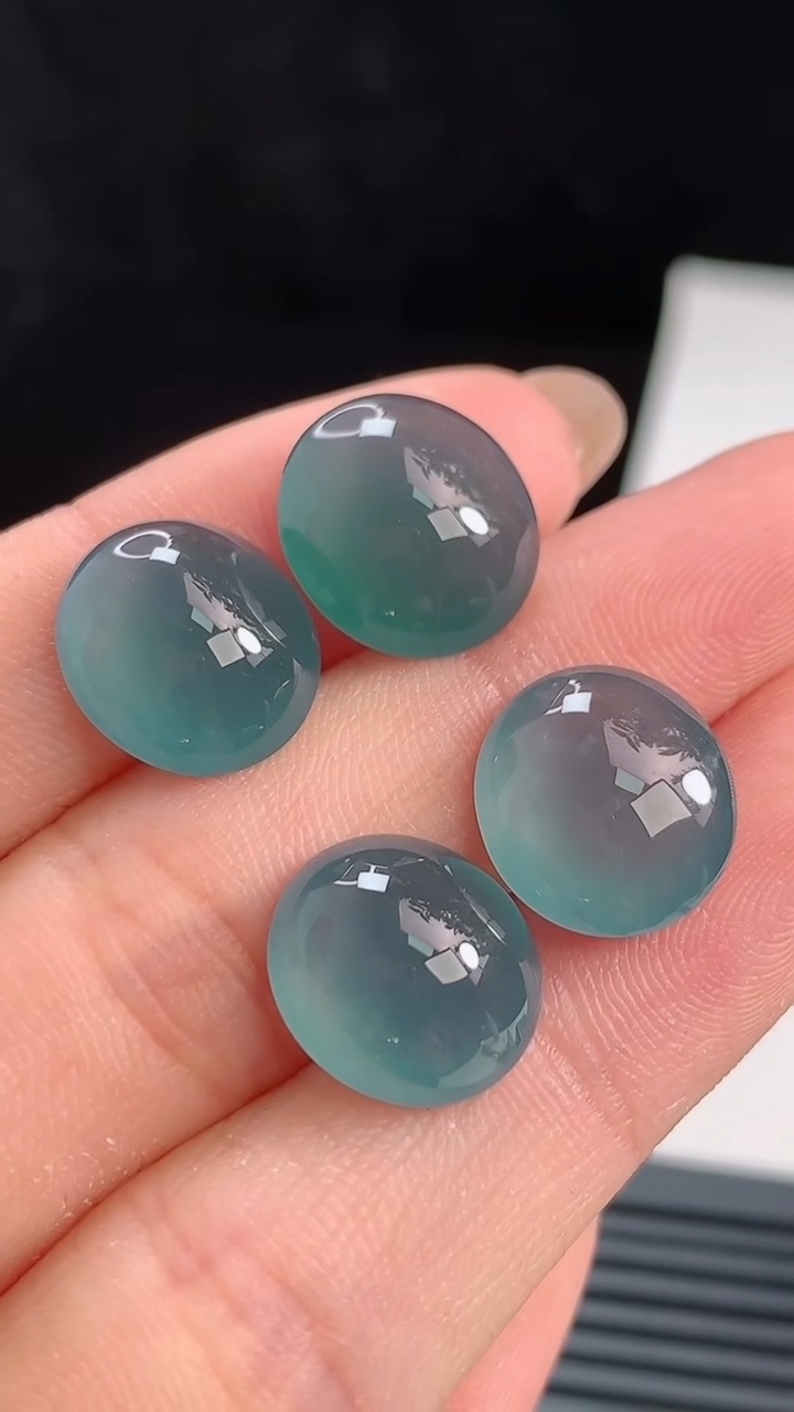 天然A货翡翠蛋面镶嵌件一手，尺寸13-11.5-5.8 重量:5.53g
8月21日