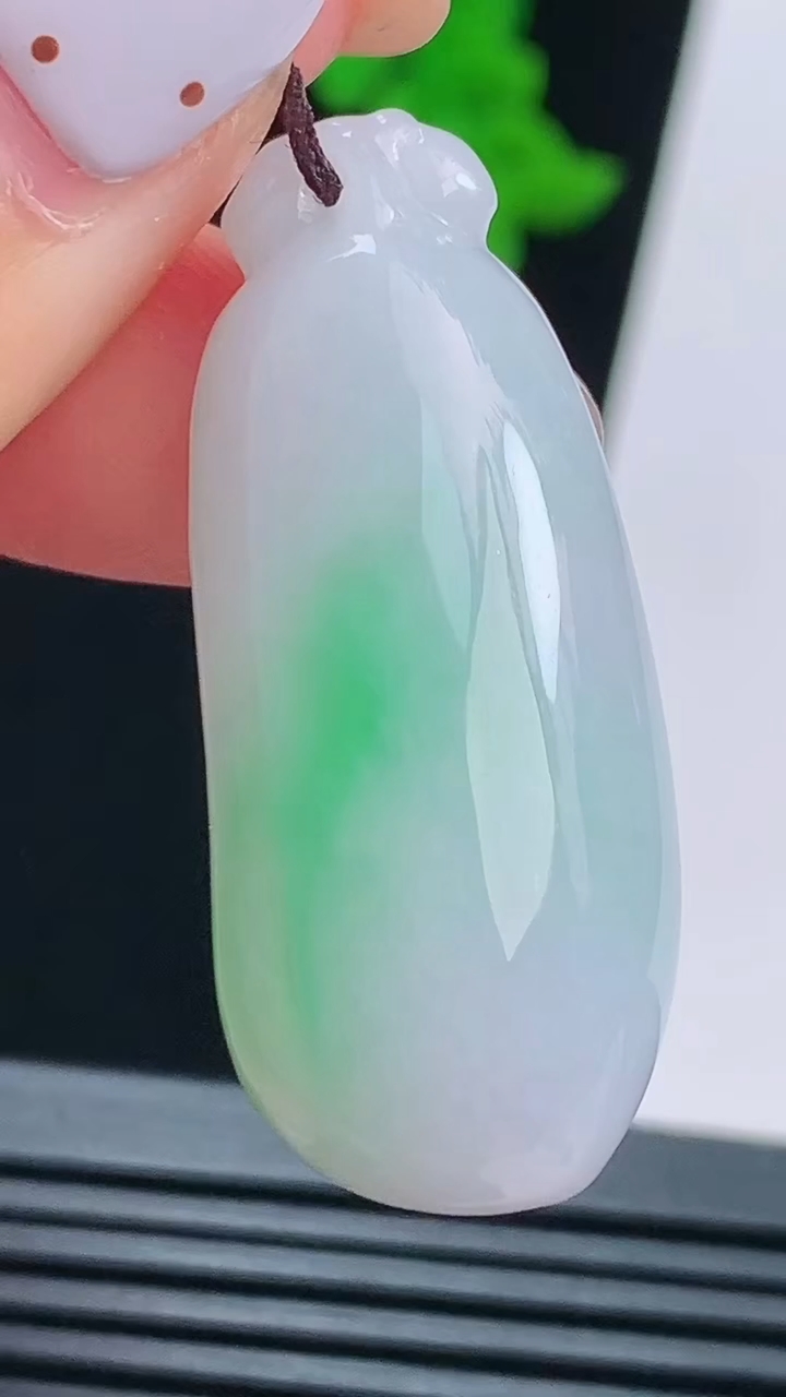 天然A货翡翠福瓜吊坠，尺寸38-16-8 重量:9.45g
8月21日