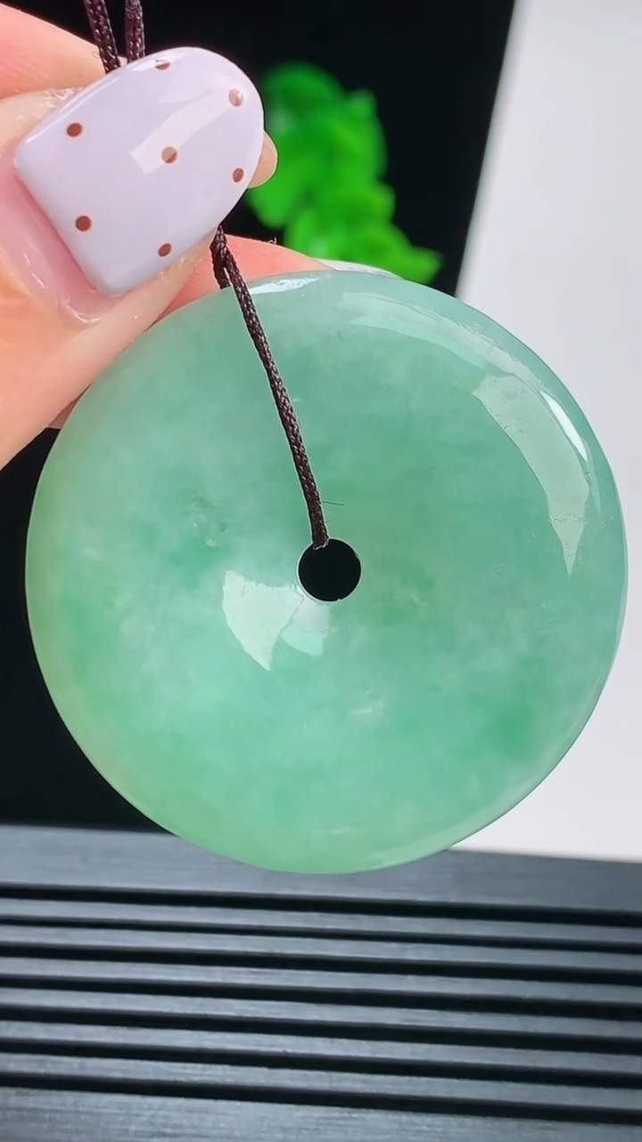 天然A货翡翠平安扣吊坠，尺寸37-5.2 重量:15.74g
8月21日