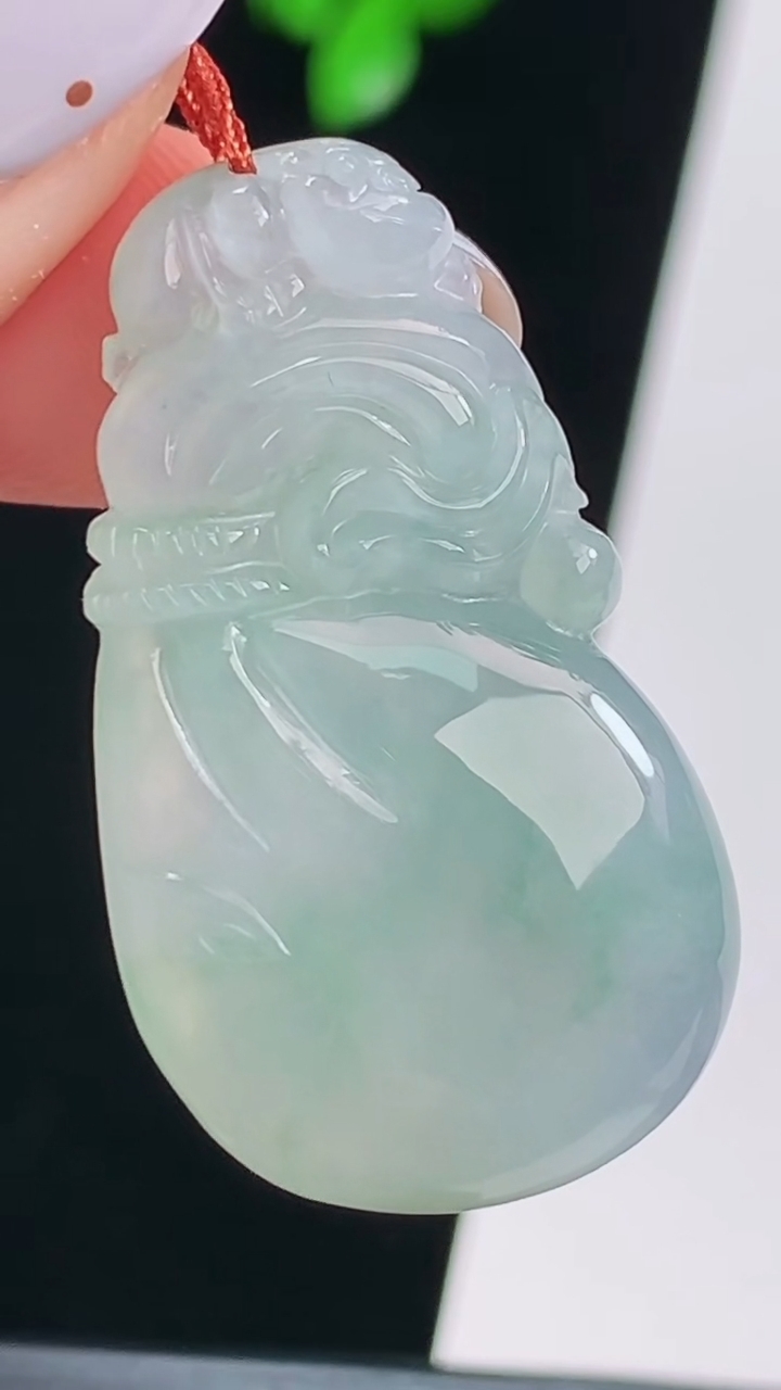 天然A货翡翠福袋吊坠，尺寸35-20-5.5 重量:7.60g
8月21日