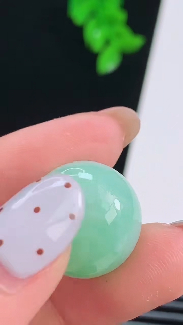 天然A货翡翠路路通吊坠，尺寸18-12.8 重量:8.25g
8月21日