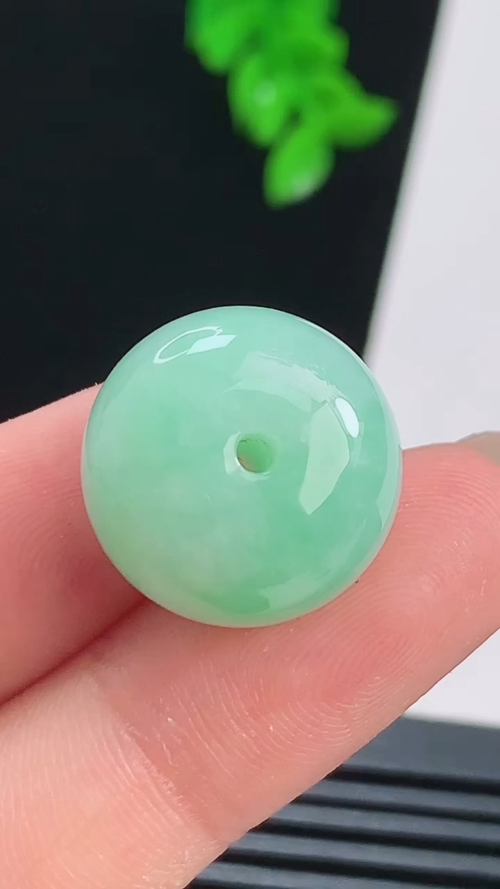 天然A货翡翠路路通吊坠，尺寸18-12.8 重量:8.25g
8月21日