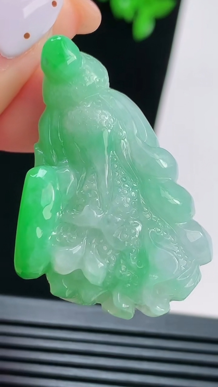 天然A货翡翠白菜吊坠，尺寸42-27.6-13 重量:19.45g
8月22日