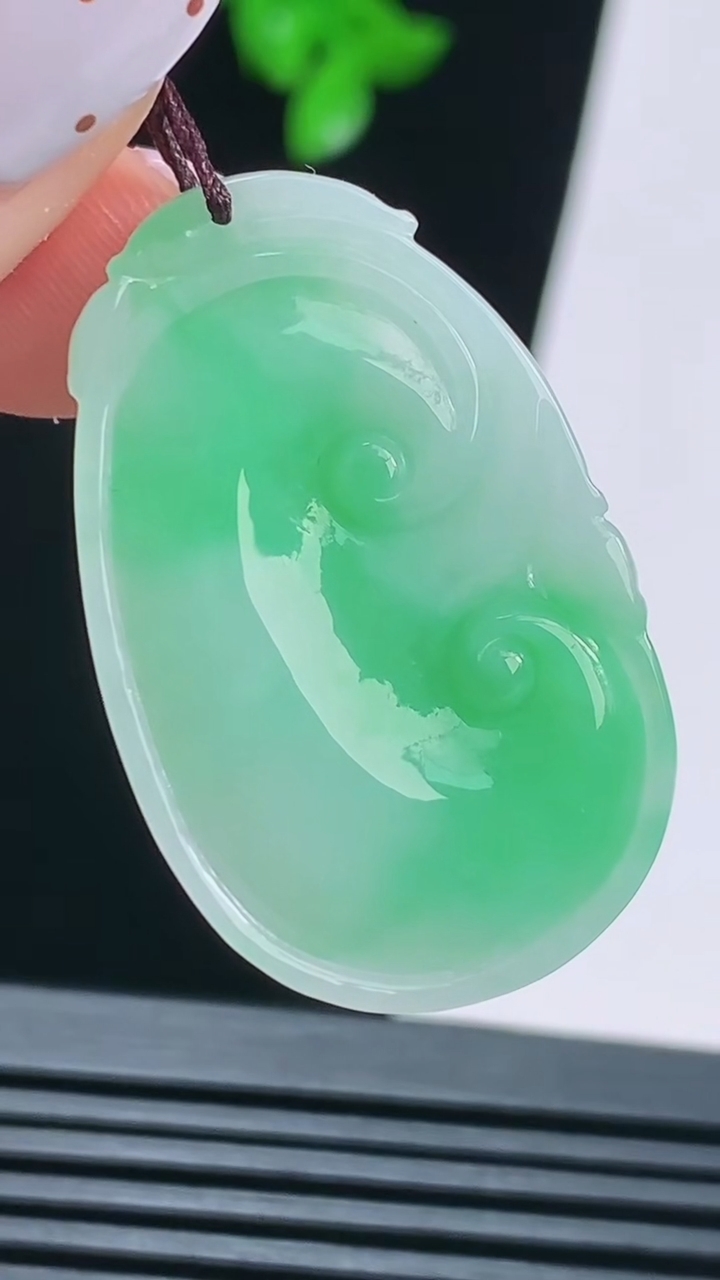 天然A货翡翠如意吊坠，尺寸35-22-6 重量:8.74g
8月21日