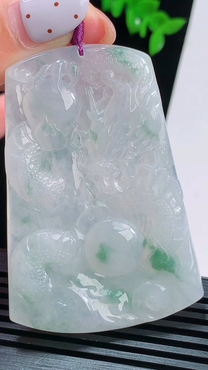 天然A货翡翠飘花龙牌吊坠，尺寸61-42.5-5 重量:28.70g
8月21日
