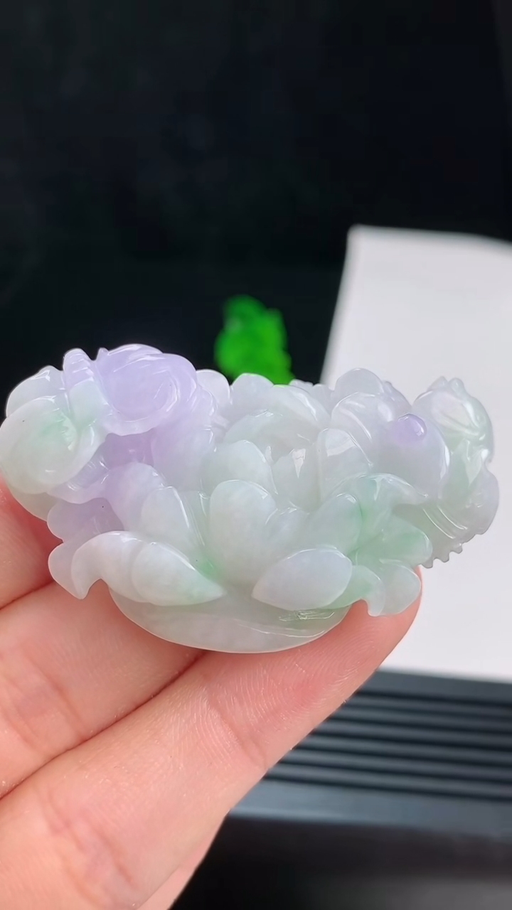 天然A货翡翠春带彩 紫罗兰莲花吊坠，尺寸52-28.6-11.8 重量:28.33g
8月21日