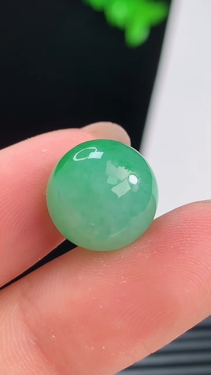 天然A货翡翠圆珠镶嵌件，尺寸12.5 重量:3.44g
8月21日