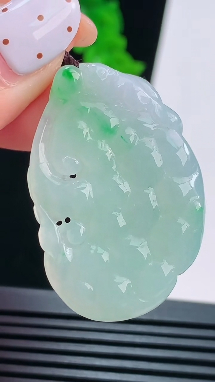 天然A货翡翠如意吊坠，尺寸39-25.6-3.8 重量:8.45g
8月21日
