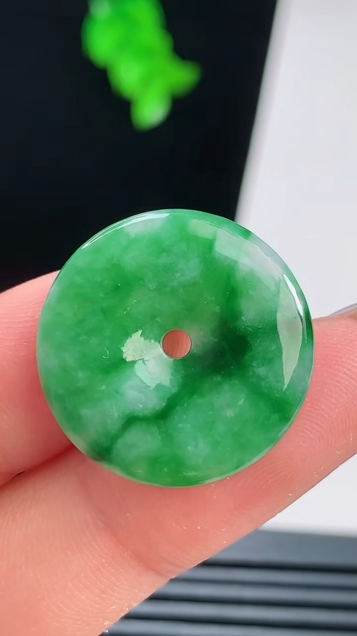 天然A货翡翠平安扣吊坠，尺寸22-3.5 重量:3.67g
8月21日