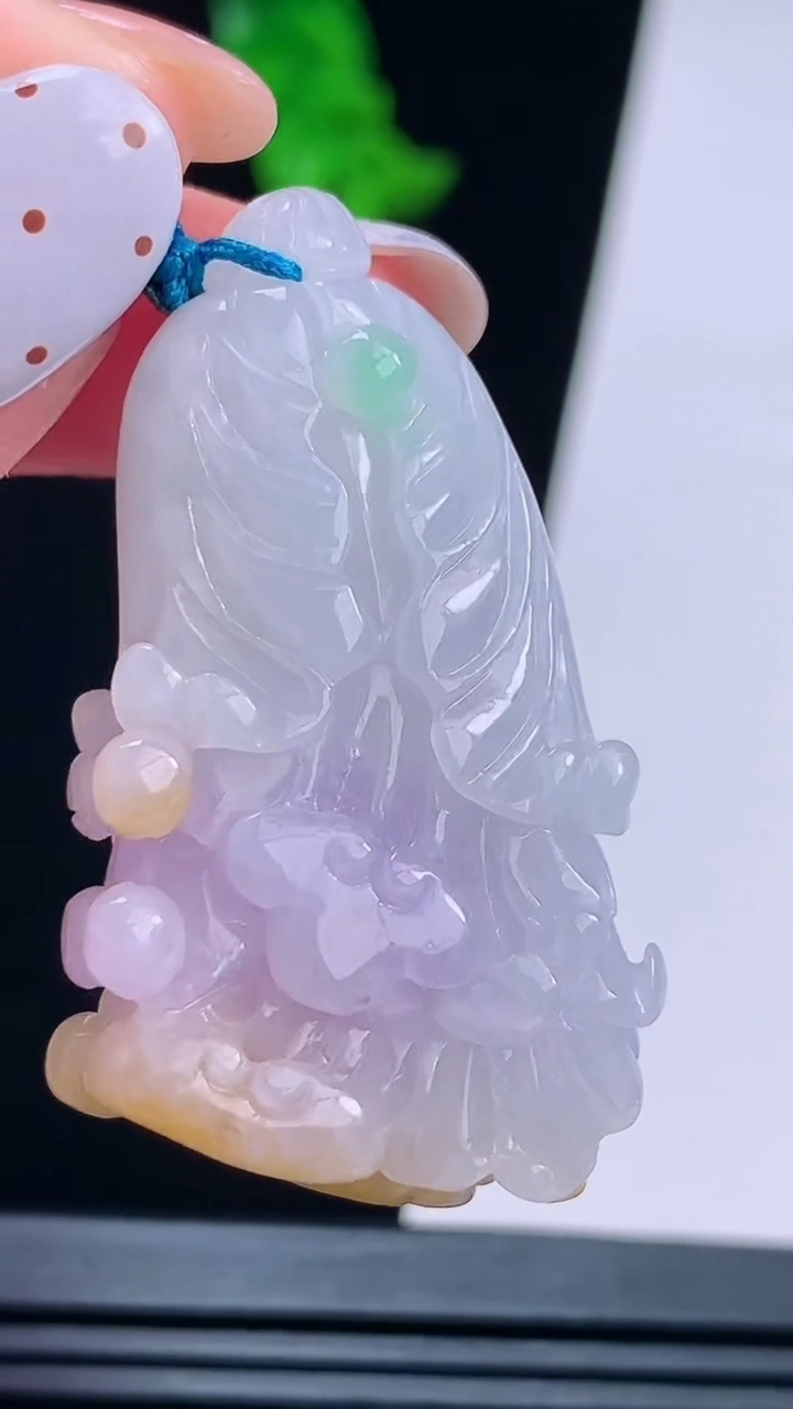 天然A货翡翠春带彩 紫罗兰白菜吊坠，尺寸43-25-12 重量:20.72g
8月21日