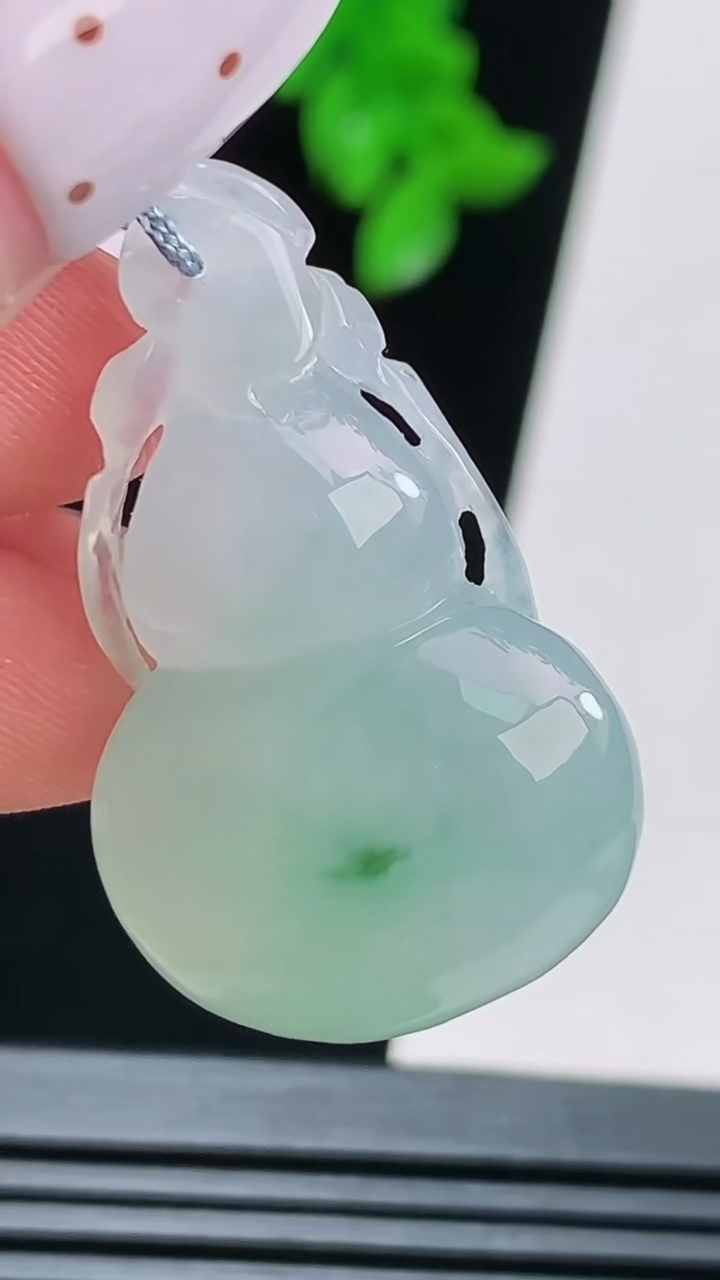天然A货翡翠葫芦吊坠，尺寸33-20.5-12 重量:12.03g
8月21日