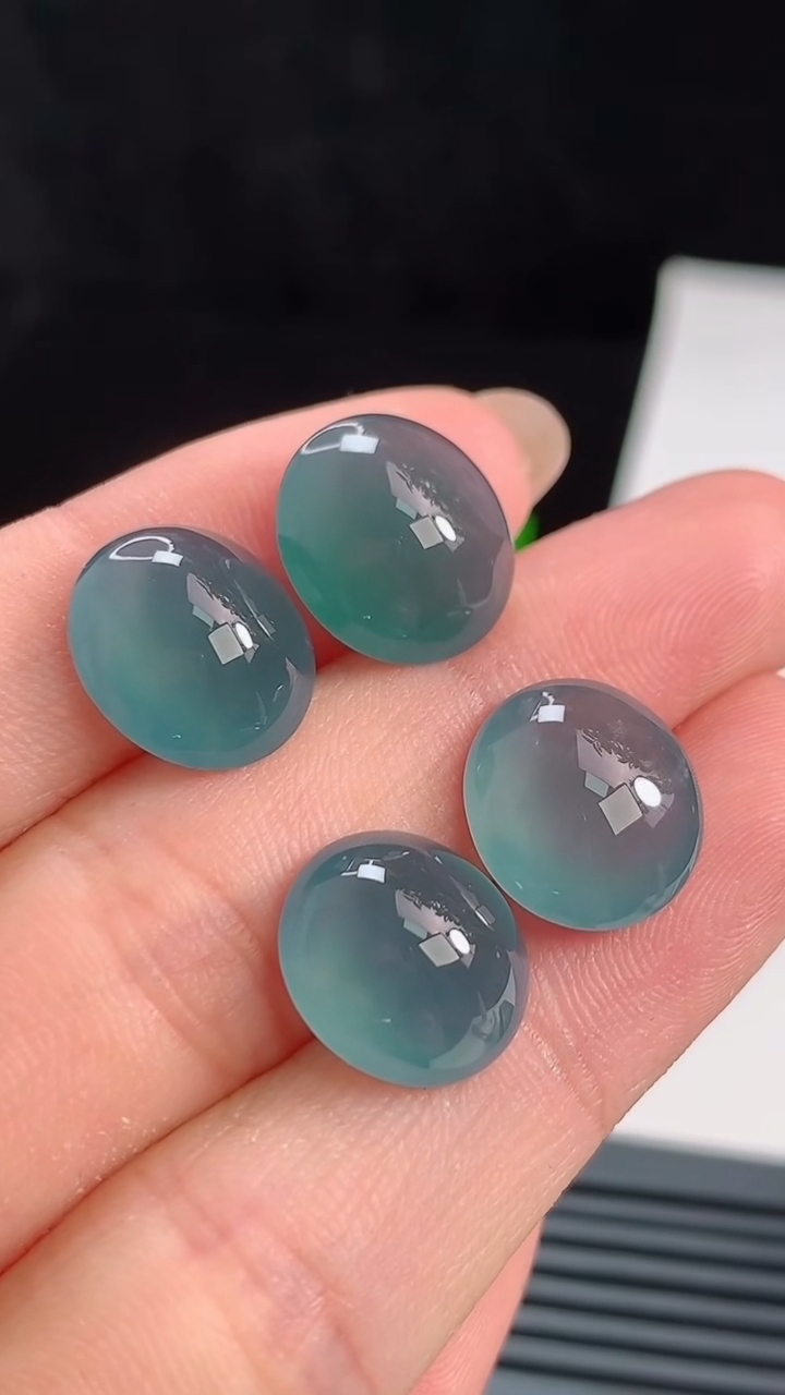 天然A货翡翠蛋面镶嵌件一手，尺寸13-11.5-5.8 重量:5.53g
8月21日