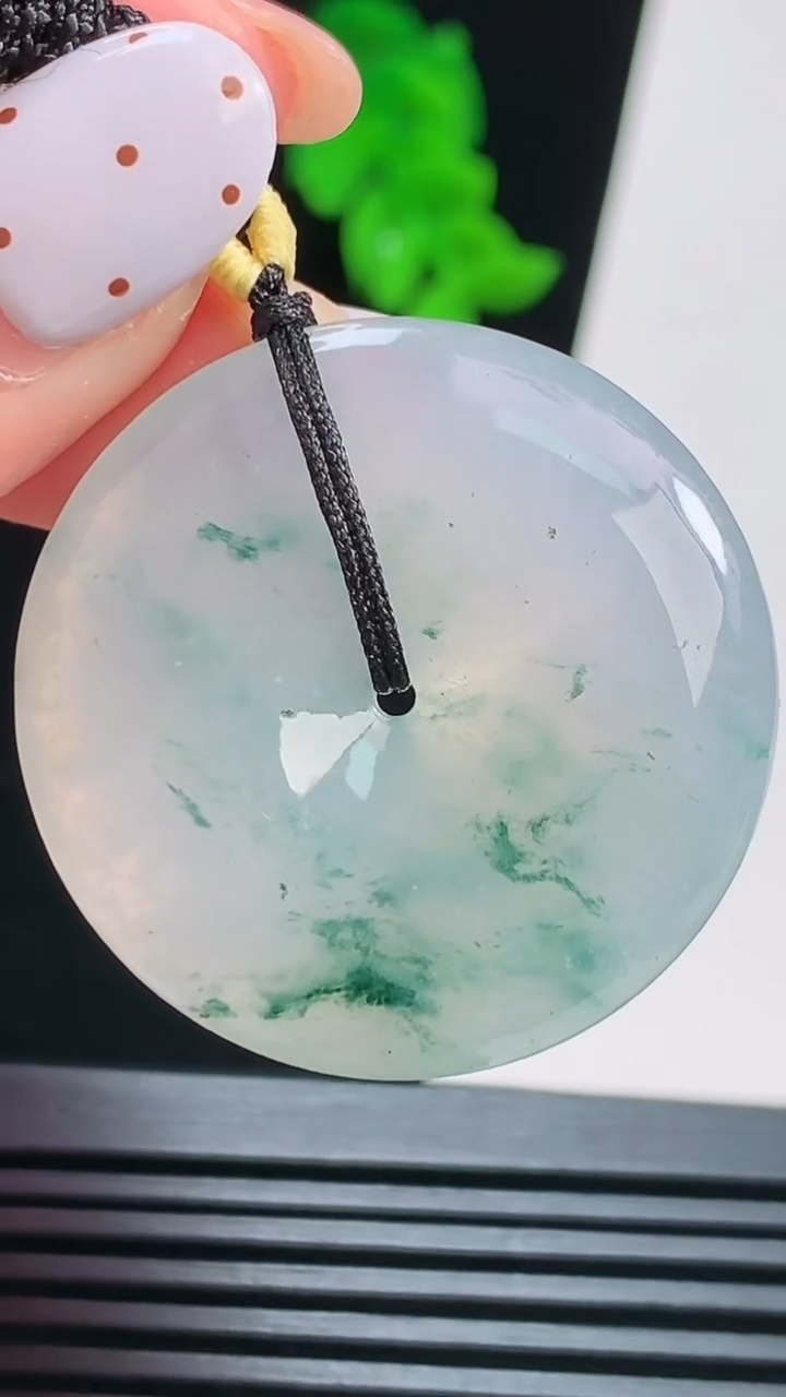 天然A货翡翠冰种飘花平安扣吊坠，尺寸33-6 重量:16.28g
8月21日