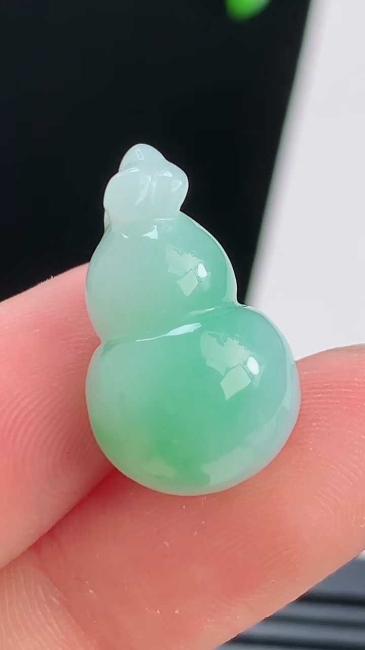 天然A货翡翠葫芦吊坠，尺寸21-12.5-13 重量:4.92g
8月21日